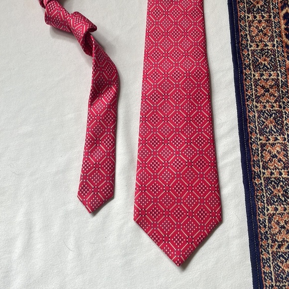 Turnbull & Asser hand made in England Pink geometric pattern Silk tie - Picture 2 of 10